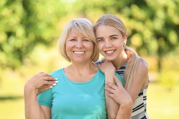 Portrait Beautiful Mature Woman Her Daughter Outdoors — Stock Photo, Image