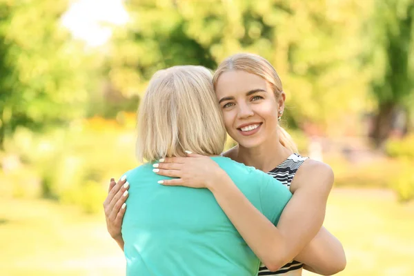 Portret Van Mooie Jonge Vrouw Haar Moeder Buitenshuis Knuffelen — Stockfoto