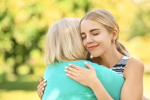 Portret Van Mooie Jonge Vrouw Haar Moeder Buitenshuis Knuffelen — Stockfoto