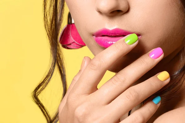 Hermosa Joven Con Manicura Profesional Sobre Fondo Color Primer Plano — Foto de Stock