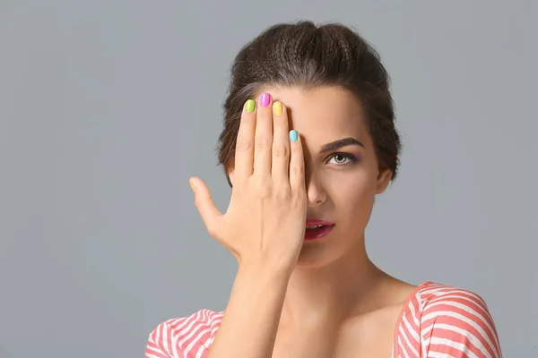 Mooie Jonge Vrouw Met Professionele Manicure Grijze Achtergrond — Stockfoto