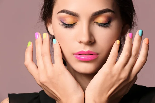 Piękna Młoda Kobieta Profesjonalnego Manicure Kolor Tła Zbliżenie — Zdjęcie stockowe