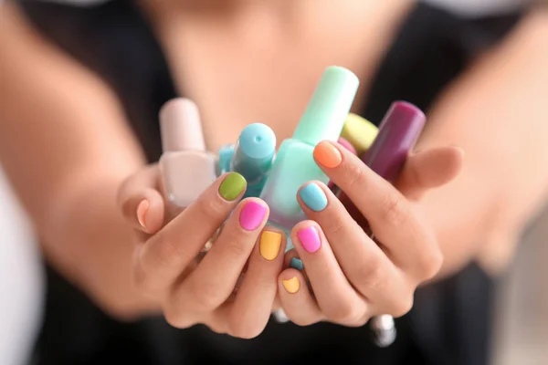 Mujer Joven Con Manicura Colorida Sosteniendo Botellas Esmaltes Uñas Primer —  Fotos de Stock