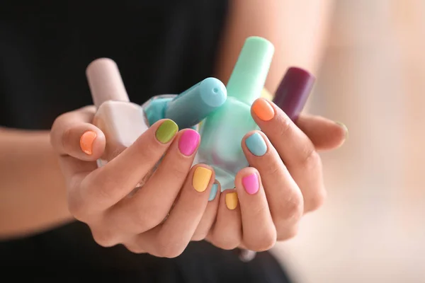 Mujer Joven Con Manicura Colorida Sosteniendo Botellas Esmaltes Uñas Primer —  Fotos de Stock