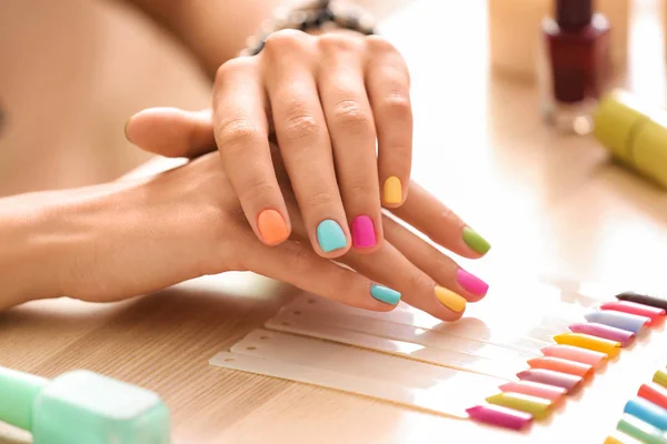 Mujer Joven Con Manicura Colorida Salón Belleza —  Fotos de Stock