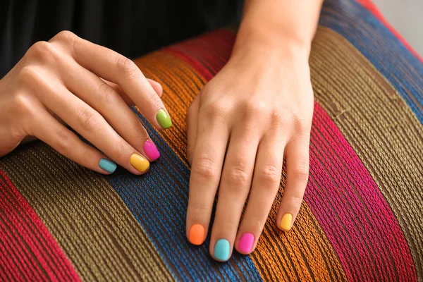 Mujer Joven Con Manicura Colorida Primer Plano —  Fotos de Stock