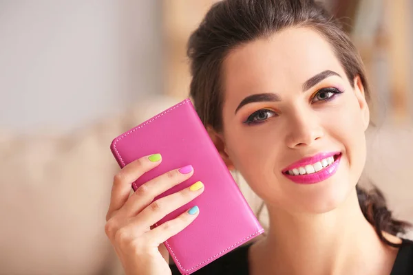 Jeune Femme Avec Manucure Colorée Tenant Carnet Sur Fond Flou — Photo