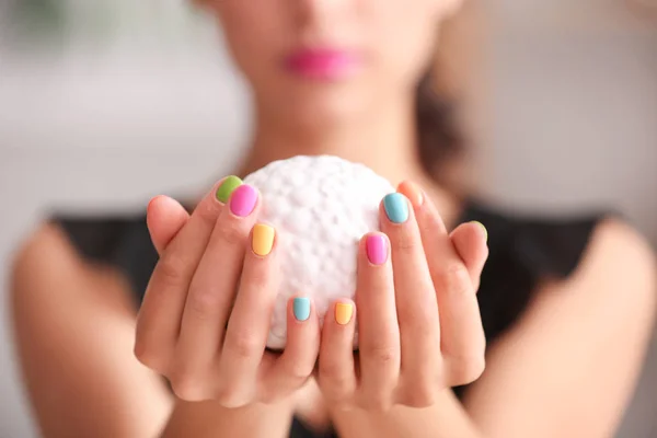 Mujer Joven Con Manicura Colorida Sosteniendo Bola Decorativa Primer Plano —  Fotos de Stock