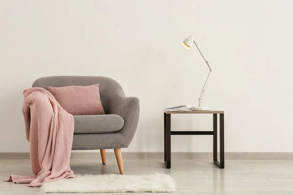 Fauteuil Confortable Avec Table Lampe Près Mur Lumière — Photo