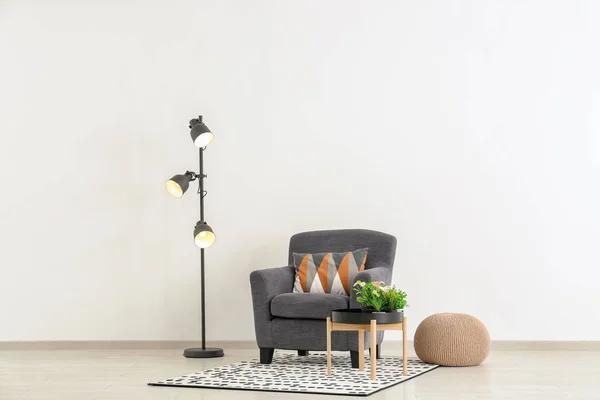 Bequemer Sessel Mit Tisch Hocker Und Stehlampe Der Nähe Der — Stockfoto