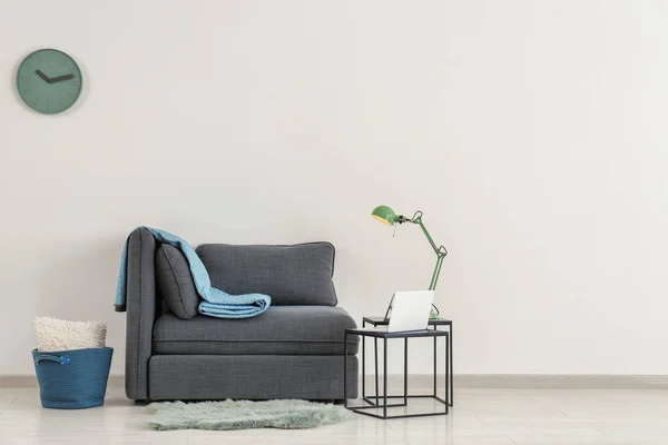 Sofa Yang Nyaman Dengan Meja Kecil Dekat Dinding Cahaya — Stok Foto