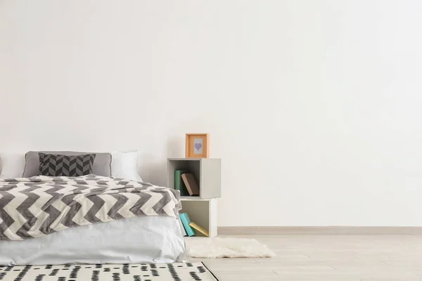 Grote Comfortabele Bed Met Plank Eenheid Buurt Van Lichte Muur — Stockfoto