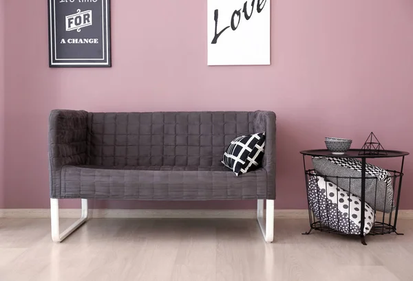 Stilvolles Interieur Des Wohnzimmers Mit Gemütlichem Sofa Und Tisch Der — Stockfoto