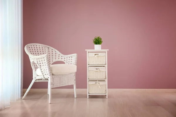 Wicker Armchair Stand Color Wall Room — Stock Photo, Image