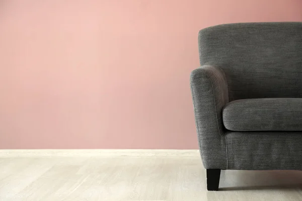 Bequemer Sessel Der Nähe Der Wand — Stockfoto