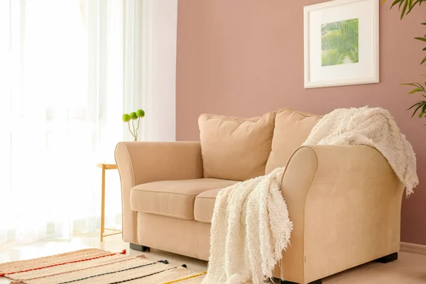 Bequemes Sofa Der Nähe Der Farbwand Wohnzimmer — Stockfoto