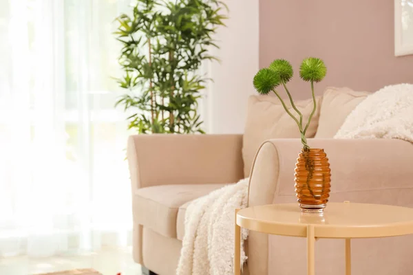 Bequemes Sofa Und Tisch Wohnzimmer — Stockfoto