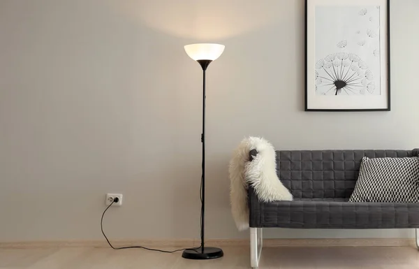 Sofá Confortável Perto Parede Luz Com Lâmpada Assoalho Interior Sala — Fotografia de Stock