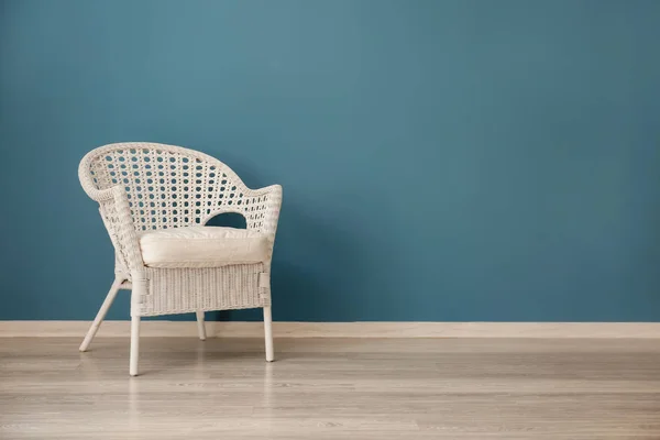 Comfortabele Rieten Fauteuil Buurt Van Kleur Muur — Stockfoto