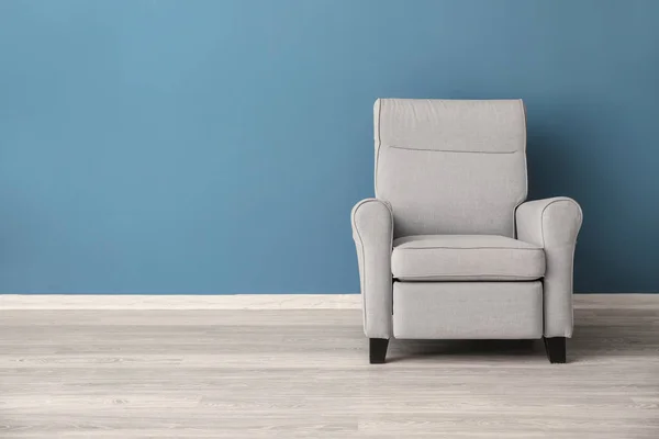 Comfortabele Fauteuil Buurt Kleur Muur — Stockfoto