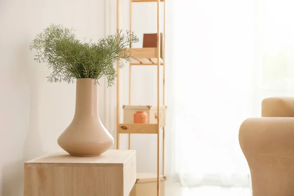 Vas Dengan Tanaman Hijau Atas Meja Interior Ruang Tamu — Stok Foto