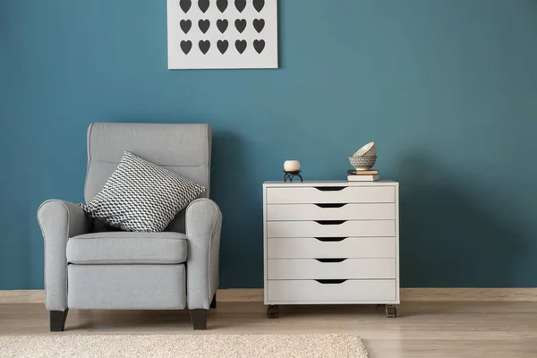 Stijlvolle Interieur Van Woonkamer Met Comfortabele Fauteuil Commode Buurt Van — Stockfoto