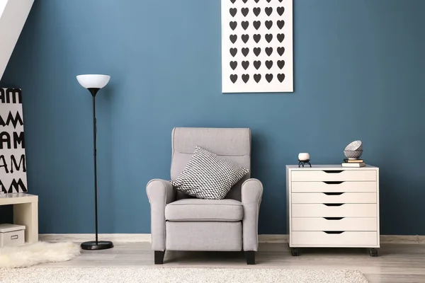 时尚的客厅内饰 舒适的扶手椅和卫生间附近的彩色墙 — 图库照片