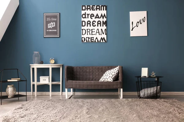 Elegante Interior Sala Estar Con Cómodo Sofá Cerca Pared Color —  Fotos de Stock