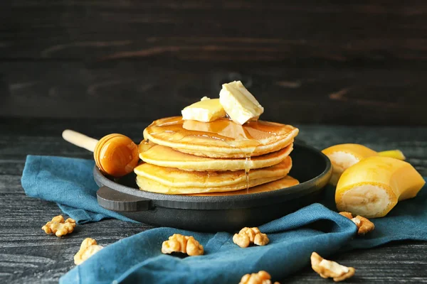 Heiße Leckere Pfannkuchen Mit Butter Und Honig Auf Holztisch — Stockfoto