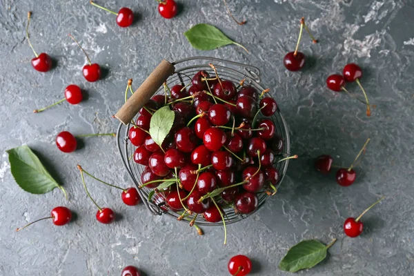 Cesta Con Cerezas Maduras Sobre Fondo Texturizado Gris —  Fotos de Stock