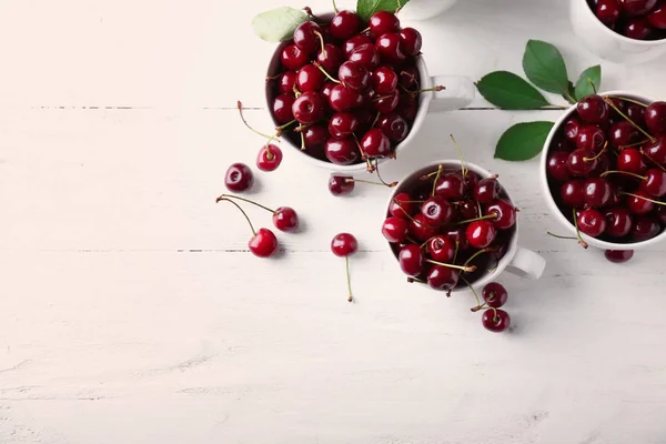 Cups Ripe Cherries White Table — Stock Photo, Image