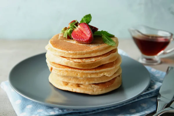 Teller Mit Leckeren Pfannkuchen Und Frischen Erdbeeren Auf Dem Tisch — Stockfoto