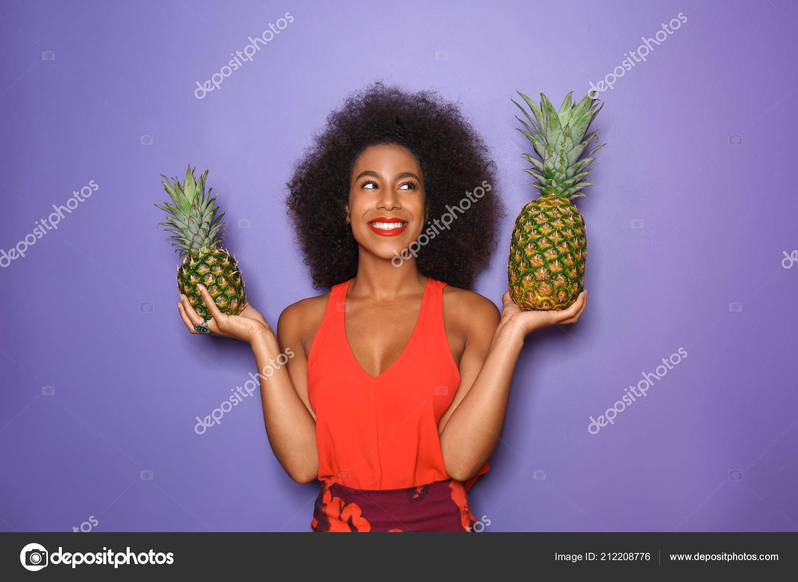 背景色のパイナップルのアフリカ系アメリカ人美女 ストック写真 C Serezniy