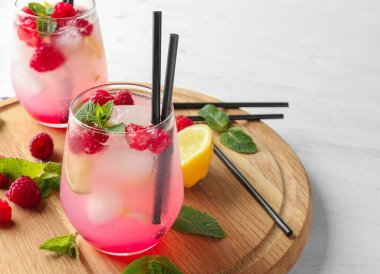 Ahşap tahta üzerinde taze ahududu mojito bardak