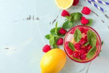 Bardak taze ahududu mojito ve maddeler tablosundaki