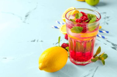 Bardak taze ahududu mojito ve maddeler tablosundaki