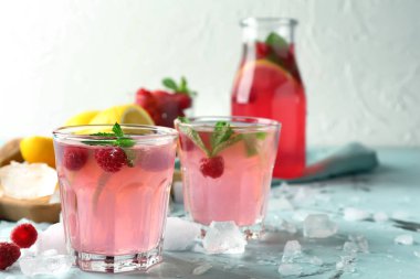 Kadeh tabloda taze ahududu mojito