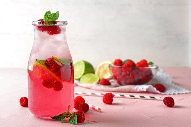 Tablo taze ahududu mojito şişe