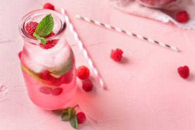 Tablo taze ahududu mojito şişe