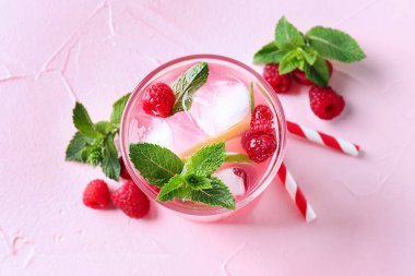 Renk arka plan üzerinde taze ahududu Mojito cam