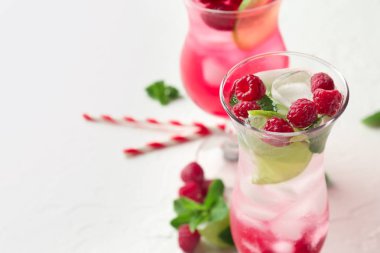 Işık üzerinde taze ahududu Mojito cam arka plan bulanık