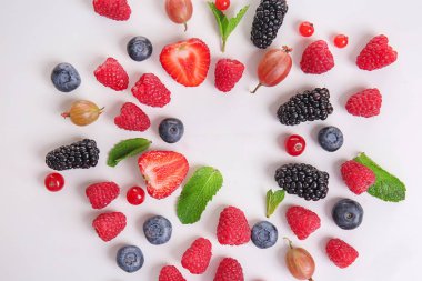 Beyaz arka plan üzerinde farklı olgun çilek çerçeve yaptı