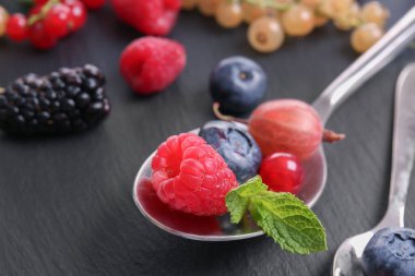 Kaşık karanlık tablo, closeup farklı olgun çilek ile