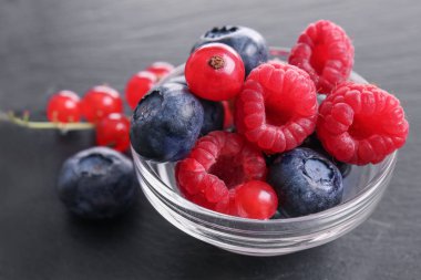 Tablo, closeup farklı olgun çilek ile kase