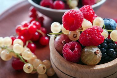 Tablo, closeup farklı olgun çilek ile kase