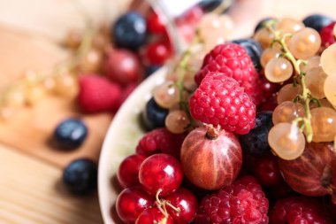 Plaka masada, closeup farklı olgun çilek ile