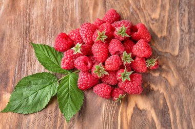 Ahşap arka plan üzerinde olgunlaşmış kokulu ahududu