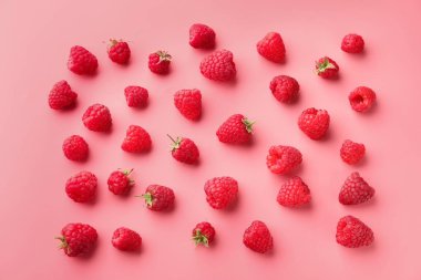 Renk arka plan üzerinde olgunlaşmış kokulu ahududu