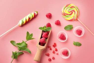 Olgun aromatik ahududu ve renk arka plan üzerinde lolipop kompozisyonu