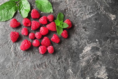 Gri dokulu arka plan üzerinde olgunlaşmış kokulu ahududu